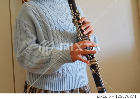 クラリネット歴1年11ヶ月の小学5年生がクラリネットの練習をしている様子。 クラリネット歴1年11ヶ月の小学5年生がクラリネットの練習をしている様子。 125376771