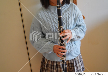 クラリネット歴1年11ヶ月の小学5年生がクラリネットの練習をしている様子。 125376772