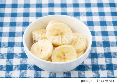 白い器に盛りつけた美味しそうなバナナの輪切り 125376784