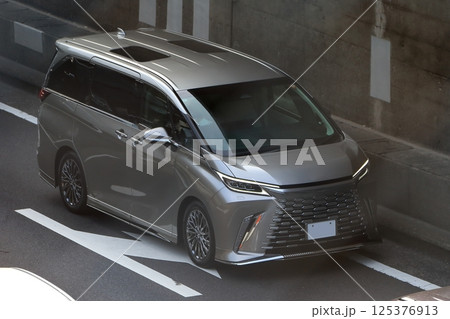 走行中の高級ミニバン イメージ 走行中の高級ミニバン イメージ 125376913