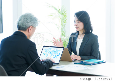 ビジネスパーソン　会議　社長　役員 125376951