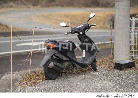 街角で放置されたバイク 125377047