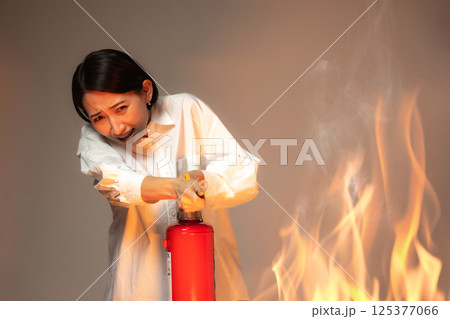 女性 火災 消火器 女性 火災 消火器 125377066