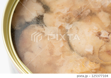缶詰めの中の鯖の水煮の（鯖缶）クローズアップ 125377104
