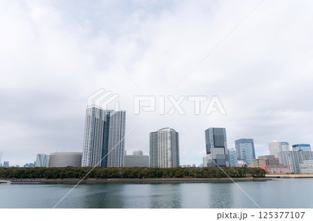 東京の空と高層ビル群 東京の空と高層ビル群 125377107