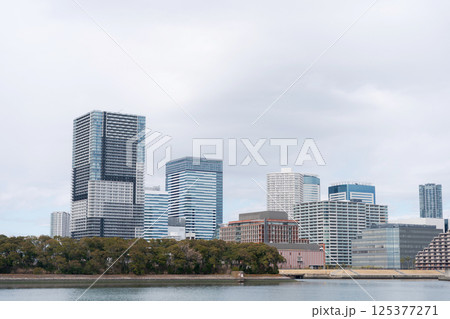 東京の空と高層ビル群 東京の空と高層ビル群 125377271