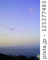 夜明け直前の太平洋を進む貨物船 125377483