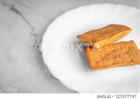 白い皿に並んだフィナンシェ② 125377747