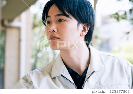 屋外で作業をする作業着の男性 125377802