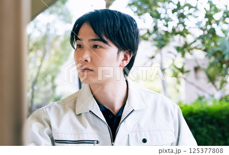 屋外で作業をする作業着の男性 125377808