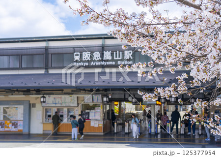 阪急嵐山駅と満開の桜 阪急嵐山駅と満開の桜 125377954
