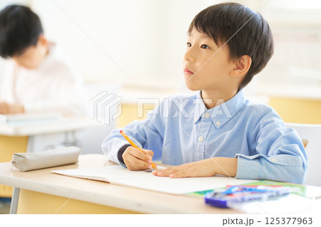 教室で勉強している男子小学生 125377963