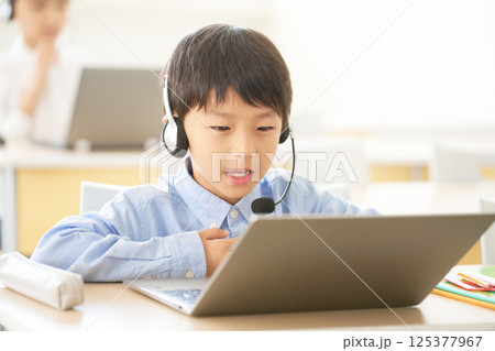 オンライン授業で発言する小学生 オンライン授業で発言する小学生 125377967