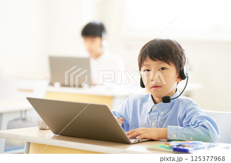 ヘッドセットで学ぶ小学生|オンラインと教室をつなぐハイブリッド授業 ヘッドセットで学ぶ小学生|オンラインと教室をつなぐハイブリッド授業 125377968