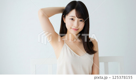 美肌の脇を上げている笑顔で美しい若い女性 綺麗な脱毛のイメージ 125378155