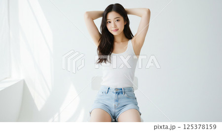 美肌の両脇を上げている笑顔で美しい若い女性 綺麗な脱毛のイメージ 美肌の両脇を上げている笑顔で美しい若い女性 綺麗な脱毛のイメージ 125378159