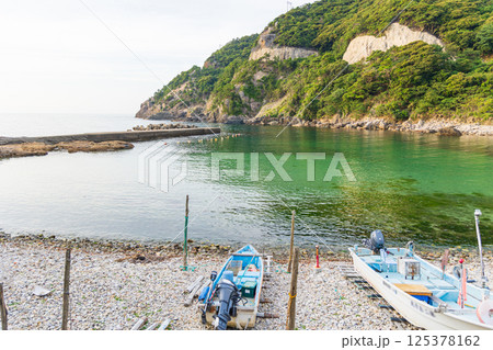 港に置かれたボート(兵庫県豊岡市竹野町) 港に置かれたボート(兵庫県豊岡市竹野町) 125378162