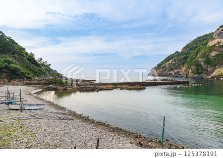 港に置かれたボート(兵庫県豊岡市竹野町) 港に置かれたボート(兵庫県豊岡市竹野町) 125378191