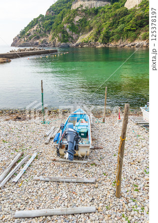 港に置かれたボート(兵庫県豊岡市竹野町) 港に置かれたボート(兵庫県豊岡市竹野町) 125378197