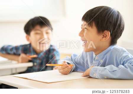 教室で笑い合う小学生の男の子たち 教室で笑い合う小学生の男の子たち 125378283