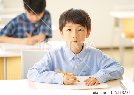 まっすぐな眼差しで前を見つめる小学生 125378286