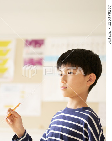 鉛筆を片手に考える小学生 125378287
