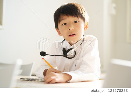 学習中の児童のポートレート 125378288