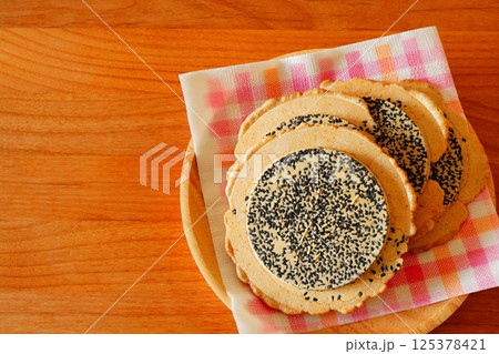 日本の東北地方で有名なお煎餅。南部せんべい。 125378421