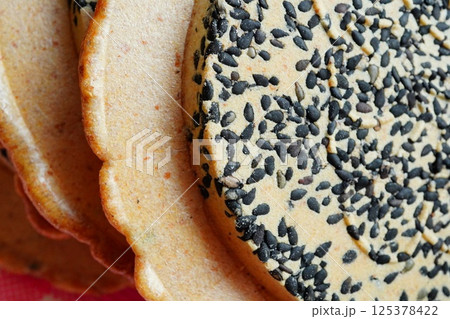 日本の東北地方で有名なお煎餅。南部せんべい。 125378422