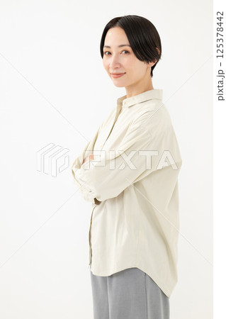 笑顔のミドル女性 125378442