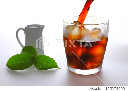 アイスコーヒー（コーヒーを注ぐ） 125378606