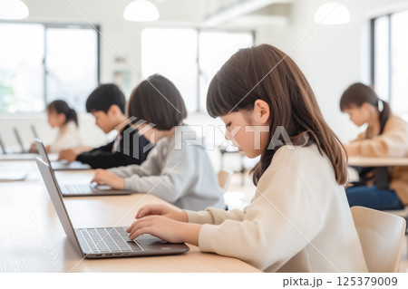 デジタル教室でノートパソコンに取り組む学生たち 125379009