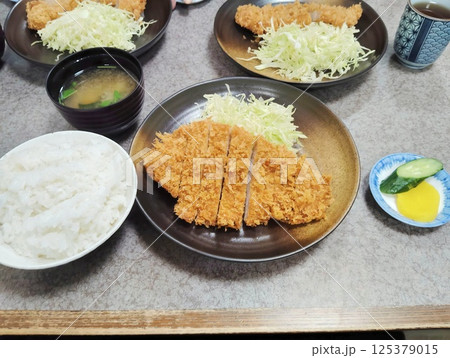 香ばしい衣と肉汁じゅわっ!定番人気のとんかつ定食 香ばしい衣と肉汁じゅわっ!定番人気のとんかつ定食 125379015