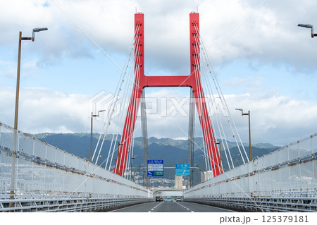 神戸市東灘区にかかる阪神高速5号湾岸線の六甲アイランド大橋 125379181