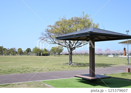 公園の広場とトラックと屋根のあるベンチ 125379607