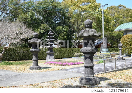古い石灯篭と石塔、静かな境内の風景 古い石灯篭と石塔、静かな境内の風景 125379612