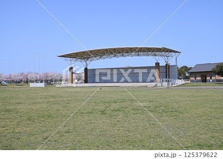 大型公園の屋外ステージ 125379622