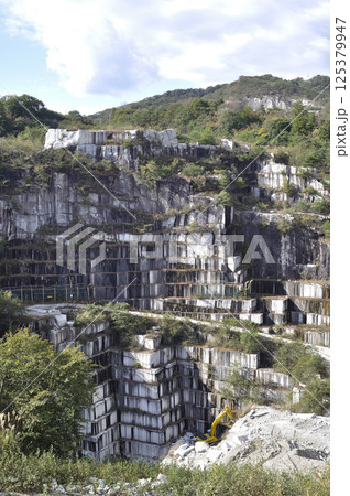 笠間市の御影石の石切山脈 笠間市の御影石の石切山脈 125379947
