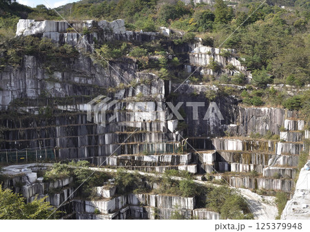 笠間市の御影石の石切山脈 笠間市の御影石の石切山脈 125379948