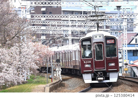 【阪急】春の9300系 特急（京都線：西京極駅） 125380414