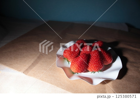 白いテーブルの上のいちご 125380571