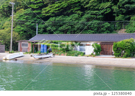 豊岡市津居山周辺の街並みと船（瀬戸運河） 125380840