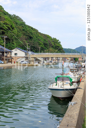 豊岡市津居山周辺の街並みと船（瀬戸運河） 125380842