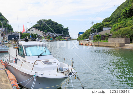 豊岡市津居山周辺の街並みと船（瀬戸運河） 125380848