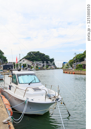 豊岡市津居山周辺の街並みと船(瀬戸運河) 豊岡市津居山周辺の街並みと船(瀬戸運河) 125380850