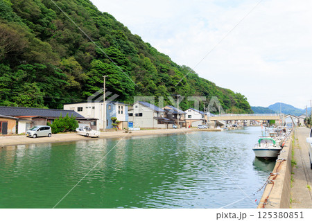 豊岡市津居山周辺の街並みと船（瀬戸運河） 125380851
