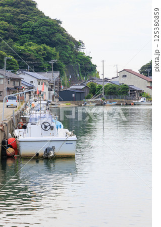 豊岡市津居山周辺の街並みと船（瀬戸運河） 125380859