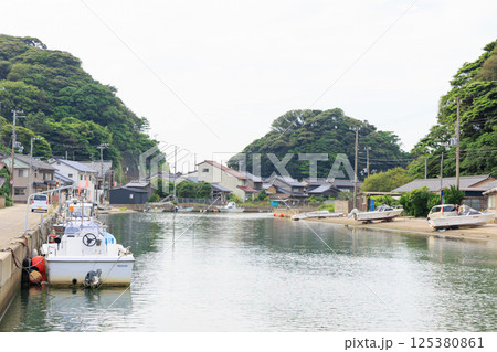 豊岡市津居山周辺の街並みと船(瀬戸運河) 豊岡市津居山周辺の街並みと船(瀬戸運河) 125380861