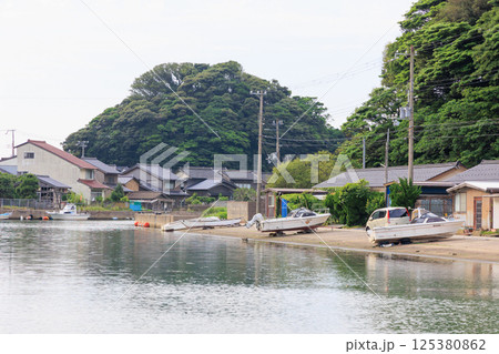 豊岡市津居山周辺の街並みと船(瀬戸運河) 豊岡市津居山周辺の街並みと船(瀬戸運河) 125380862