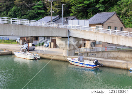 豊岡市津居山周辺の街並みと船（瀬戸運河） 125380864